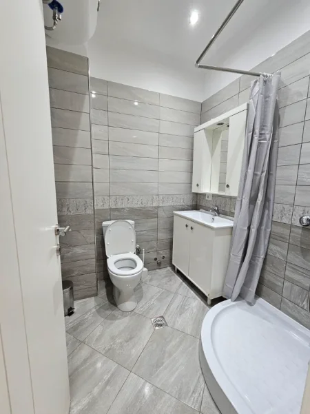 Tirane, jepet me qera apartament 2+1 , 120 m² 900 € (Kopshtit Zoologjik)