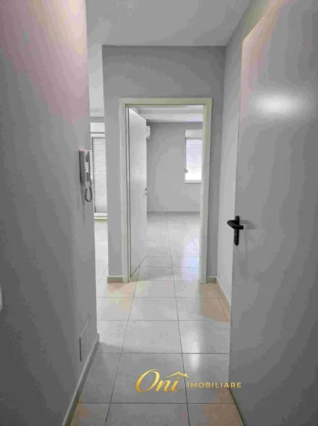 Tirane, jepet me qera zyre Kati 7, 60 m² 400 € (21 DHJETORI)