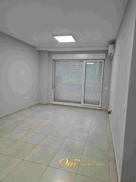 Tirane, jepet me qera zyre Kati 7, 60 m² 400 € (21 DHJETORI)