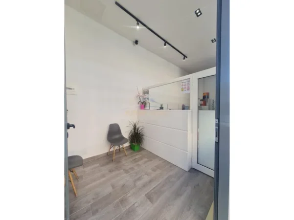 Tirane, shitet ambjent biznesi Kati 0, 27 m² 120.000 € (Residenca Fiori Di Bosco)