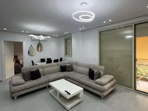 Tirane, jepet me qera apartament 2+1+Aneks+Ballkon Kati 2, 100 m² 450 € (fresku)