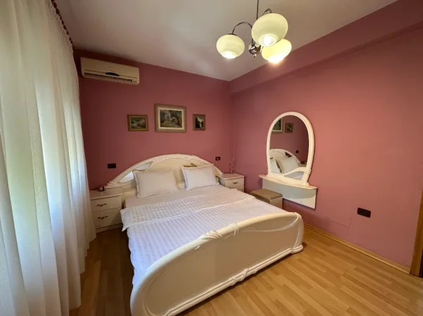 Shqiperi, jepet me qera apartament 2+1+Aneks+Ballkon Kati 2, 100 m² 750 € (Rruga Fortuzi)