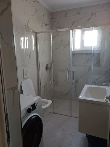 Tirane, jepet me qera garsonier 1+1 Kati 5, 40 m² 50.000 l (Rr. Myslym Shyri)