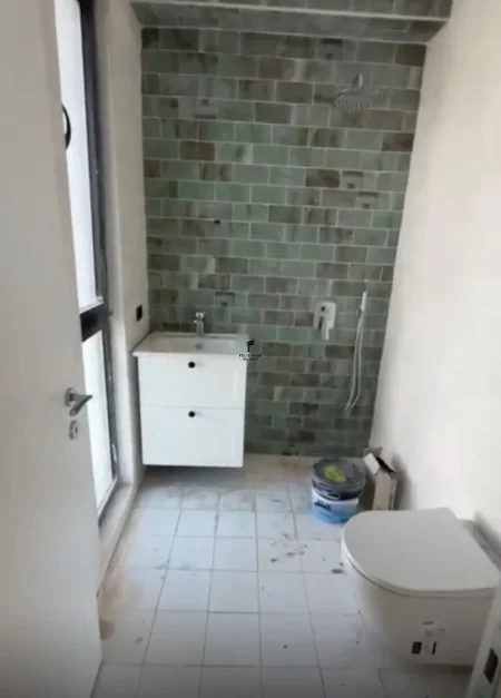 Tirane, jepet me qera zyre Kati 10, 125 m² 800 € (RRUGA E DIBRES)