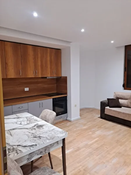 Tirane, jepet me qera apartament 2+1+Ballkon Kati 3, 90 m² 550 € (Stacioni i Trenit)