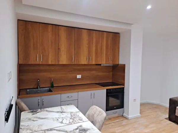 Tirane, jepet me qera apartament 2+1+Ballkon Kati 3, 90 m² 550 € (Stacioni i Trenit)