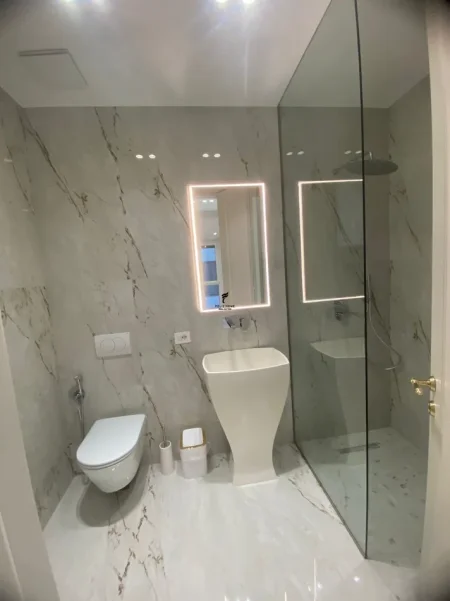 Tirane, jepet me qera zyre Kati 1, 93 m² 1.400 € (LIQENI I THATE)