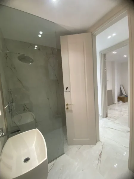 Tirane, jepet me qera zyre Kati 1, 93 m² 1.400 € (LIQENI I THATE)