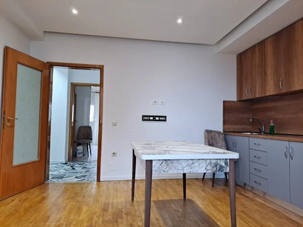 Tirane, jepet me qera apartament 2+1 Kati 2, 90 m² 550 € (Stacioni i Trenit)