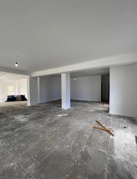 Tirane, jepet me qera dyqan , 220 m² 3.000 € (Ali Demi)