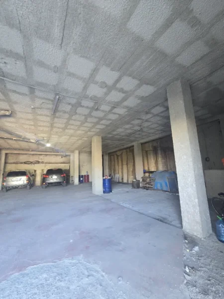 Tirane, jepet me qera dyqan , 200 m² 1.000 € (Selitë)