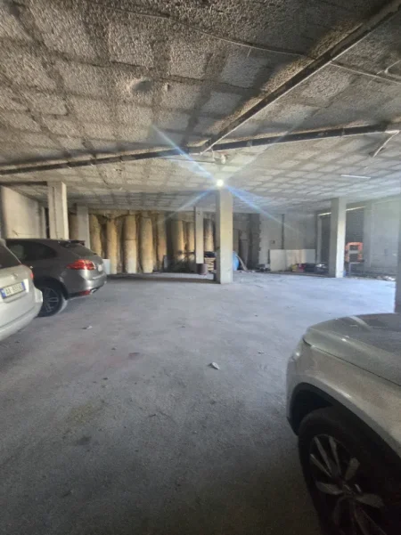 Tirane, jepet me qera dyqan , 200 m² 1.000 € (Selitë)