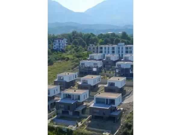 Tirane, shitet apartament duplex 2+1+Ballkon Kati 2, 119 m² 225.500 € (Liqeni i Farkes)