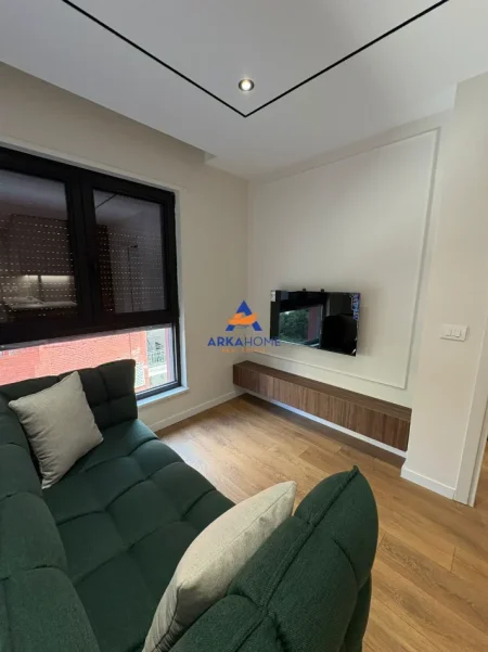 Tirane, jepet me qera apartament 1+1+Ballkon Kati 1, 117 m² 1.684 € 