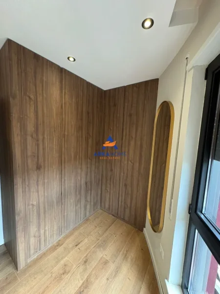 Tirane, jepet me qera apartament 1+1+Ballkon Kati 1, 117 m² 1.684 € 