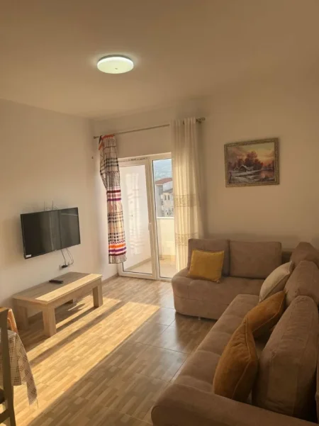 Pogradec, jepet me qera apartament 1+1+Ballkon Kati 5, 40 € (Rruga kryesore perballeme me hotel 1 Maji)