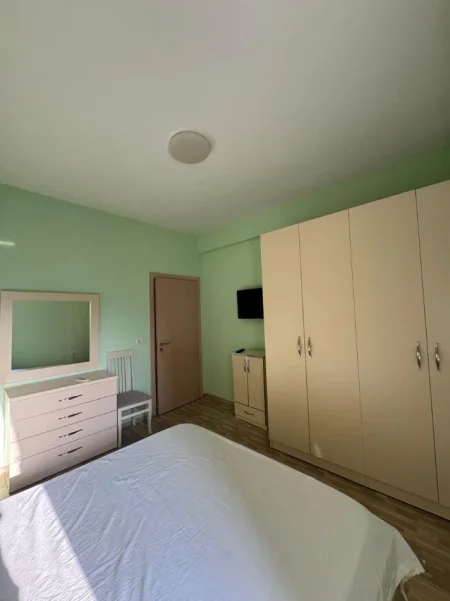 Pogradec, jepet me qera apartament 1+1+Ballkon Kati 5, 40 € (Rruga kryesore perballeme me hotel 1 Maji)
