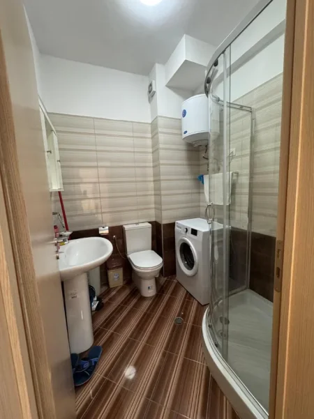 Pogradec, jepet me qera apartament 1+1+Ballkon Kati 5, 40 € (Rruga kryesore perballeme me hotel 1 Maji)