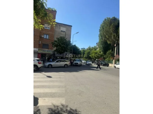 Tirane, jepet me qera zyre Kati 2, 160 m² 1.500 € (Shkolla e Baletit)
