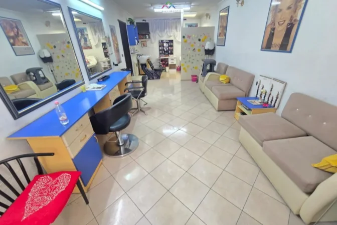 Tirane, jepet me qera dyqan Kati 0, 37 m² 450 € (rruga e barrikadave)