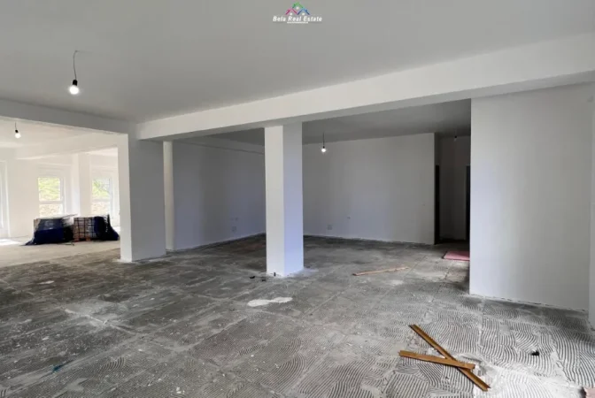 Tirane, jepet me qera dyqan Kati 0, 220 m² 3.000 € (Kompleksi kaimi)