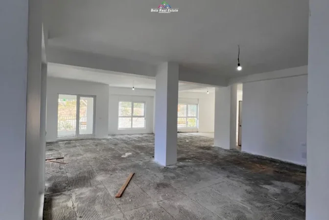 Tirane, jepet me qera dyqan Kati 0, 220 m² 3.000 € (Kompleksi kaimi)