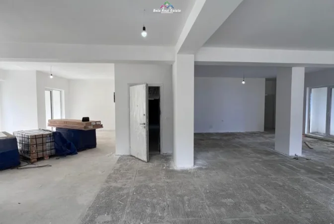 Tirane, jepet me qera dyqan Kati 0, 220 m² 3.000 € (Kompleksi kaimi)