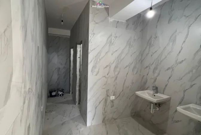 Tirane, jepet me qera dyqan Kati 0, 220 m² 3.000 € (Kompleksi kaimi)