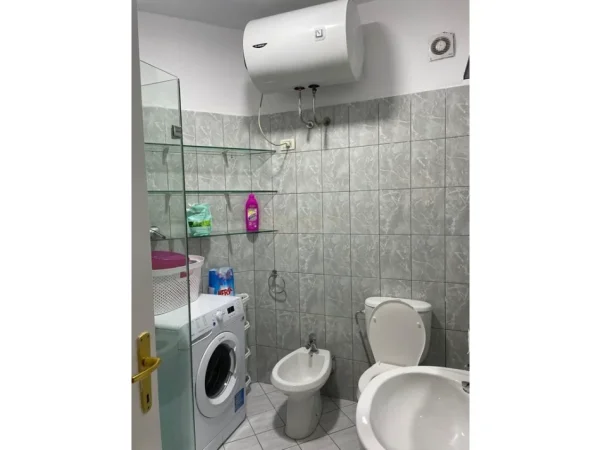 Tirane, jepet me qera apartament 1+1 Kati 1, 50 m² 550 € (shkolla e baletit)
