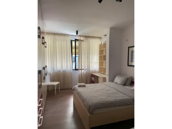 Tirane, jepet me qera apartament 1+1 Kati 1, 50 m² 550 € (shkolla e baletit)