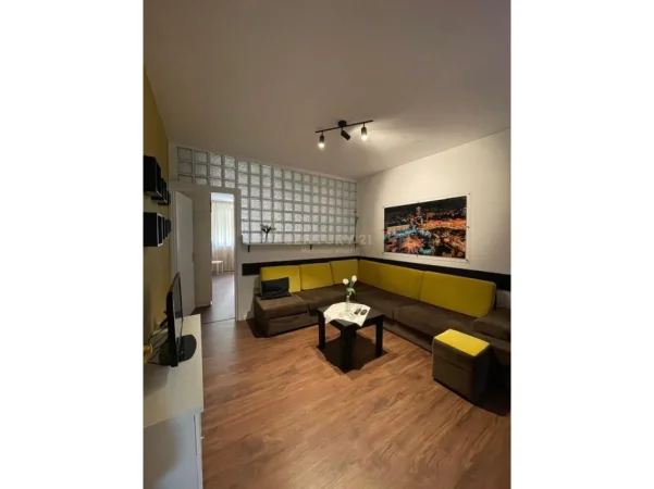 Tirane, jepet me qera apartament 1+1 Kati 1, 50 m² 550 € (shkolla e baletit)