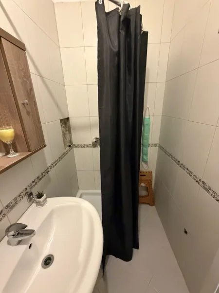 Tirane, jepet me qera apartament 1+1 Kati 1, 58 m² 450 € (Rruga Islam Alla)