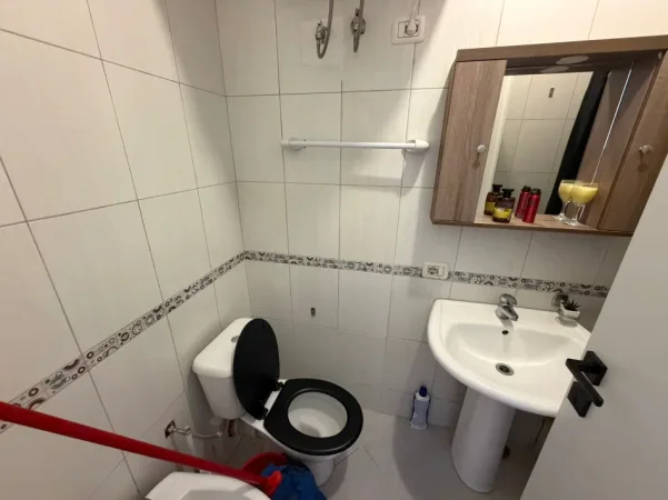 Tirane, jepet me qera apartament 1+1 Kati 1, 58 m² 450 € (Rruga Islam Alla)