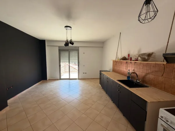 Tirane, jepet me qera apartament 1+1 Kati 1, 58 m² 450 € (Rruga Islam Alla)