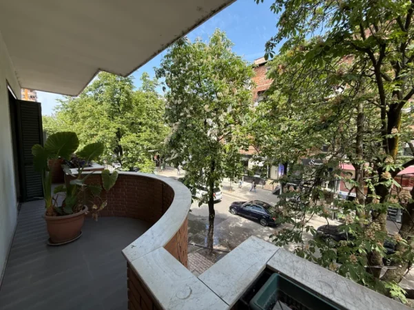 Tirane, jepet me qera zyre Kati 2, 140 m² 2.000 € (Rruga Sami Frasheri)