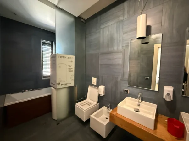 Tirane, jepet me qera zyre Kati 2, 140 m² 2.000 € (Rruga Sami Frasheri)
