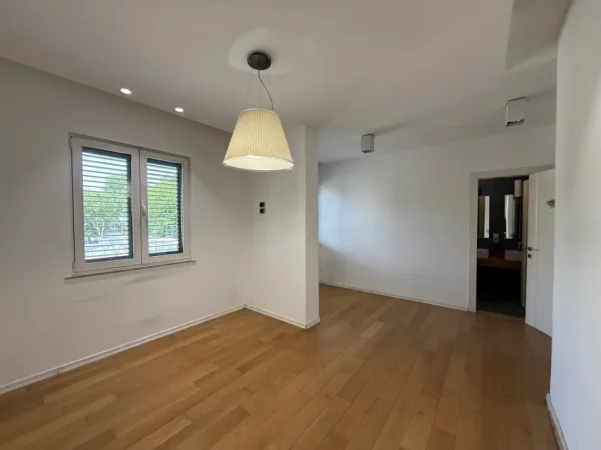Tirane, jepet me qera zyre Kati 2, 140 m² 2.000 € (Rruga Sami Frasheri)