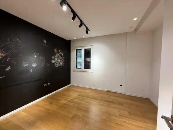 Tirane, jepet me qera zyre Kati 2, 140 m² 2.000 € (Rruga Sami Frasheri)