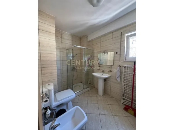 Tirane, jepet me qera apartament 1+1 Kati 6, 68 m² 600 € (pazari i ri)
