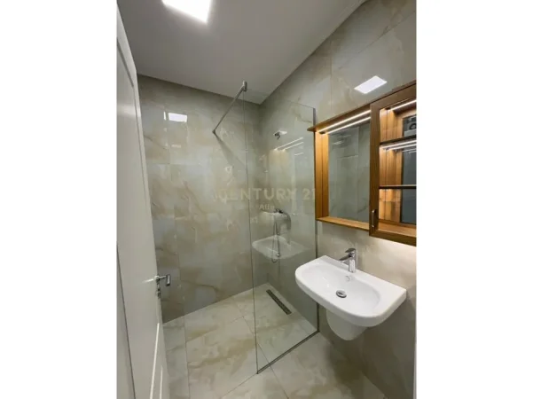Tirane, jepet me qera apartament 1+1 Kati 1, 65 m² 450 € (astiri)