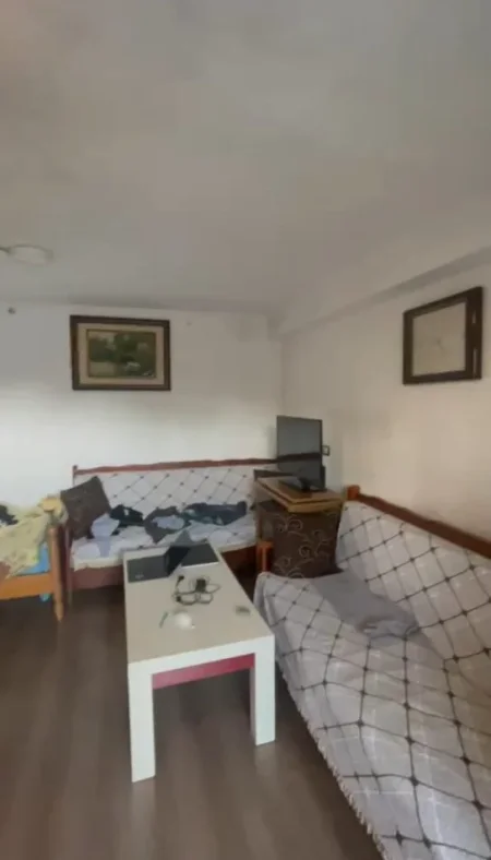 Tirane, jepet me qera apartament 1+1 Kati 1, 70 m² 200 € (Porcelan)