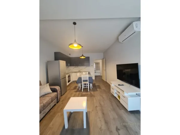 Tirane, jepet me qera apartament 1+1+Ballkon Kati 4, 75 m² 550 € (ali demi)