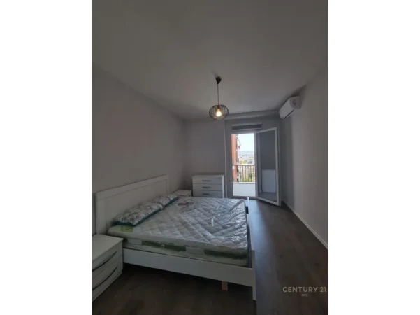 Tirane, jepet me qera apartament 1+1+Ballkon Kati 4, 75 m² 550 € (ali demi)