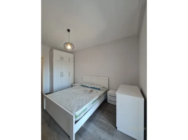 Tirane, jepet me qera apartament 1+1+Ballkon Kati 4, 75 m² 550 € (ali demi)