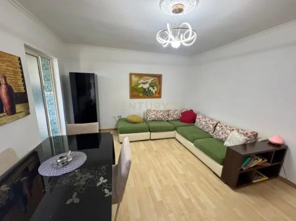 Tirane, jepet me qera apartament 2+1 Kati 4, 71 m² 700 € (ish ekspozita)