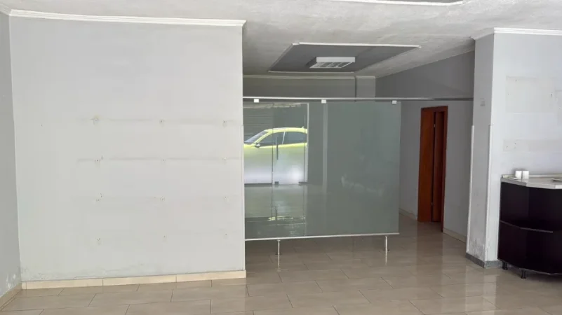 Tirane, jap me qera dyqan Kati 0, 62 m² 600 € (Prane sheshit Wilson dhe stadiumit Dinamo)