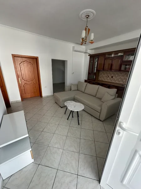 Tirane, jepet me qera apartament 2+1+Ballkon Kati 1, 135 m² 370 € (Rruga Ali Shefqeti)