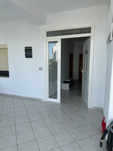 Tirane, jepet me qera apartament 2+1+Ballkon Kati 1, 135 m² 370 € (Rruga Ali Shefqeti)