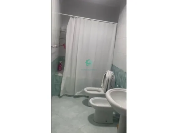 Tirane, jepet me qera apartament 2+1 Kati 5, 800 € (Ambasada Amerikane)