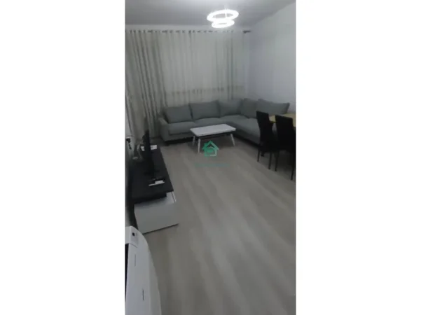 Tirane, jepet me qera apartament 2+1 Kati 7, 450 € (Univers City)